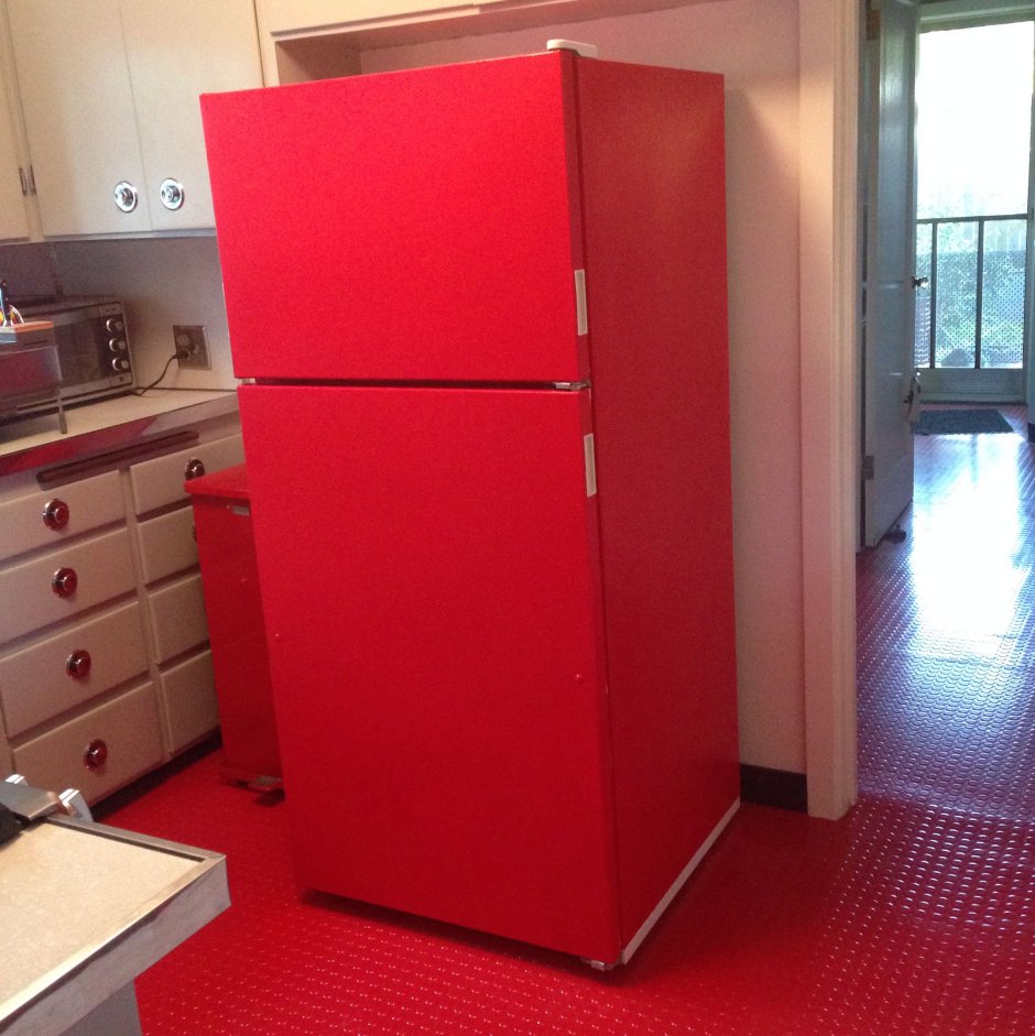 Перекрашенный холодильник