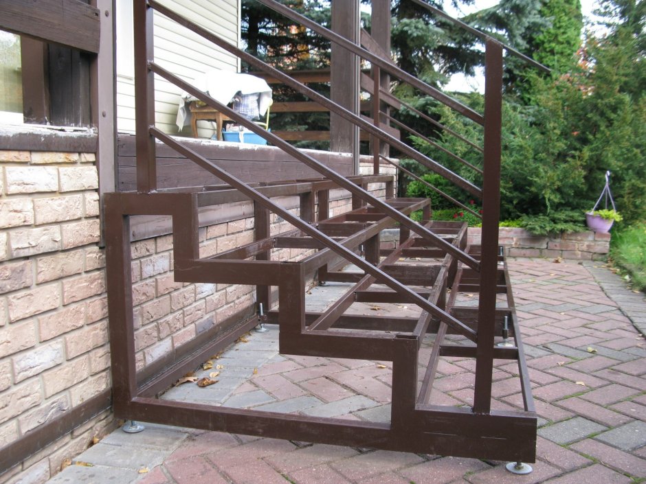 Металлическая лестница на террасу