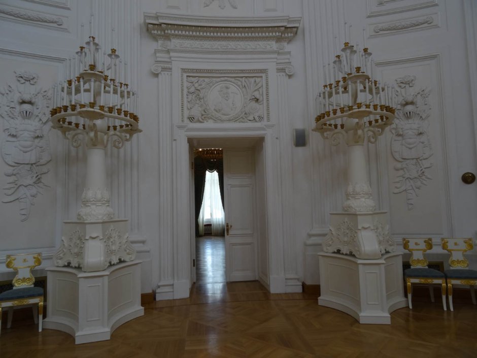 Петровский путевой дворец белый зал