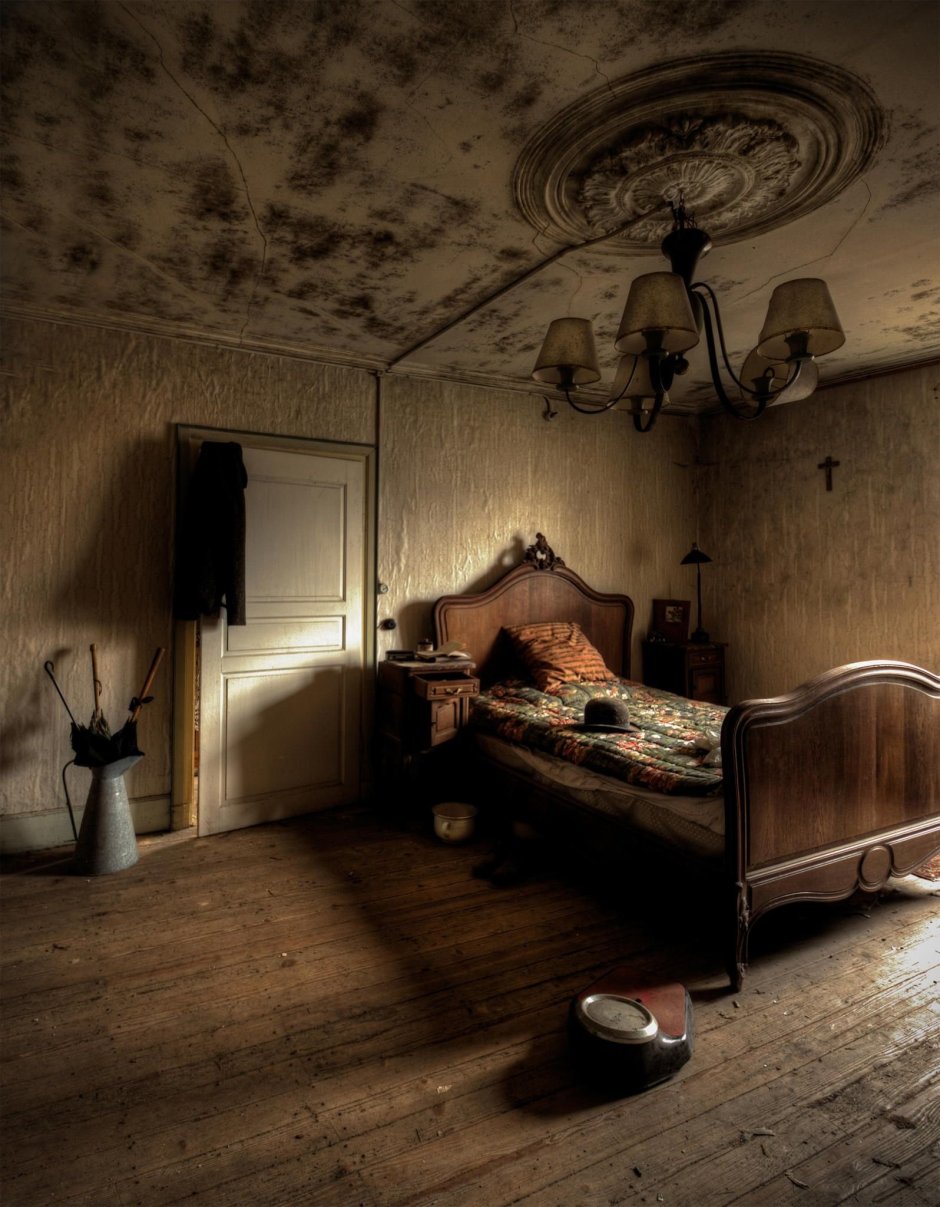Старая заброшенная комната