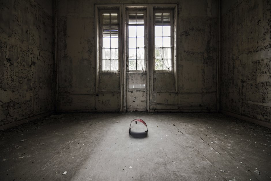 Старинная комната с окном