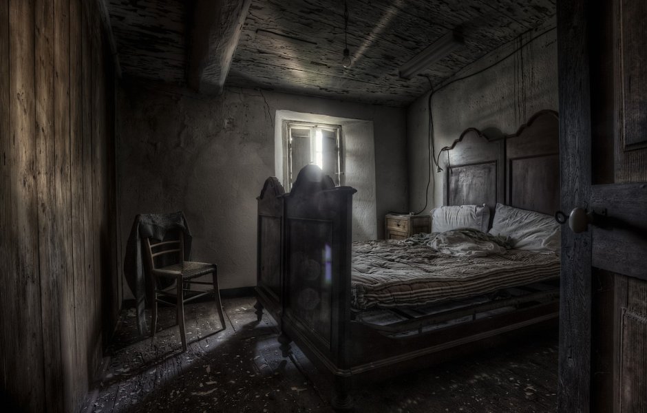 Старая заброшенная комната