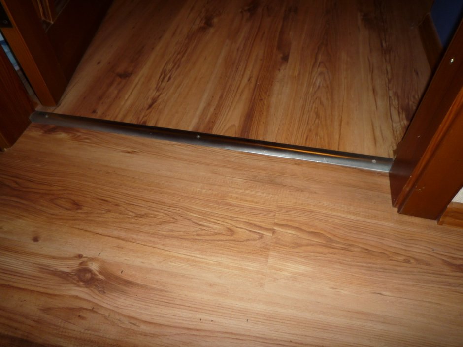 Стыки линолеума в коридоре