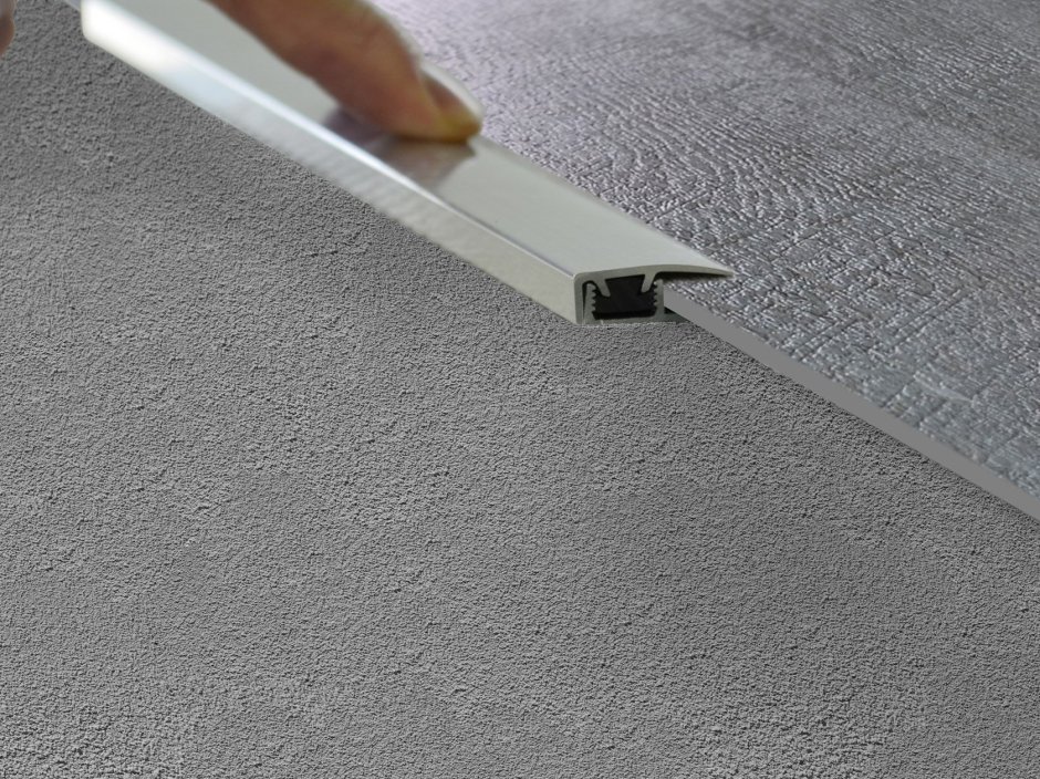 Стык плитки и ламината