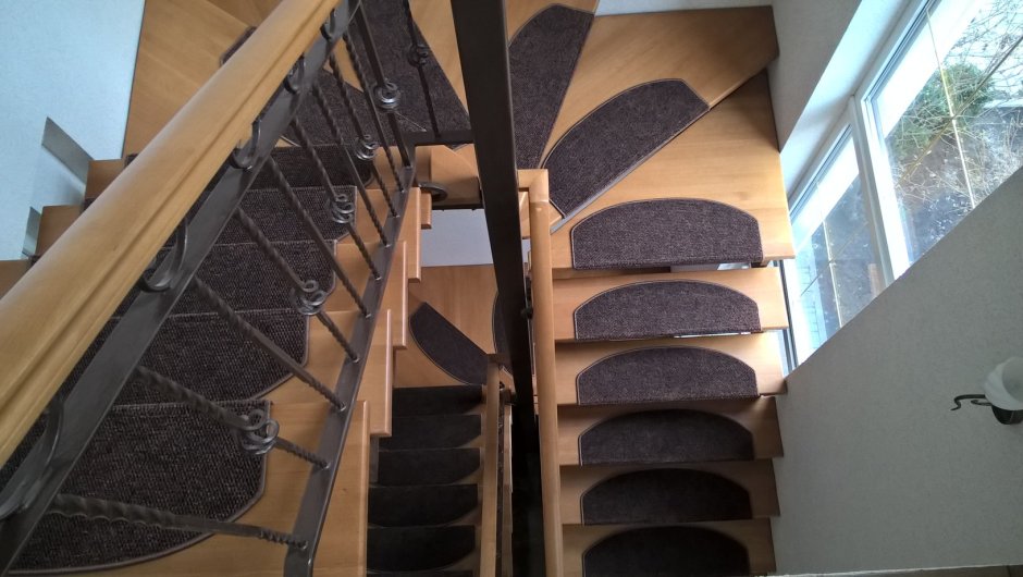 Винтовая лестница с ковролином