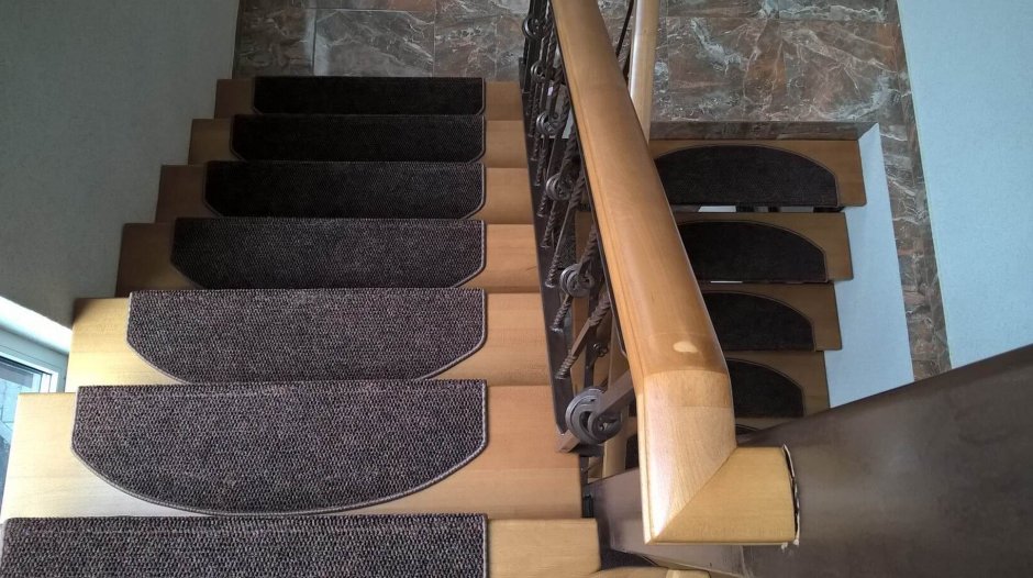 Уголок для ковролина на лестницу