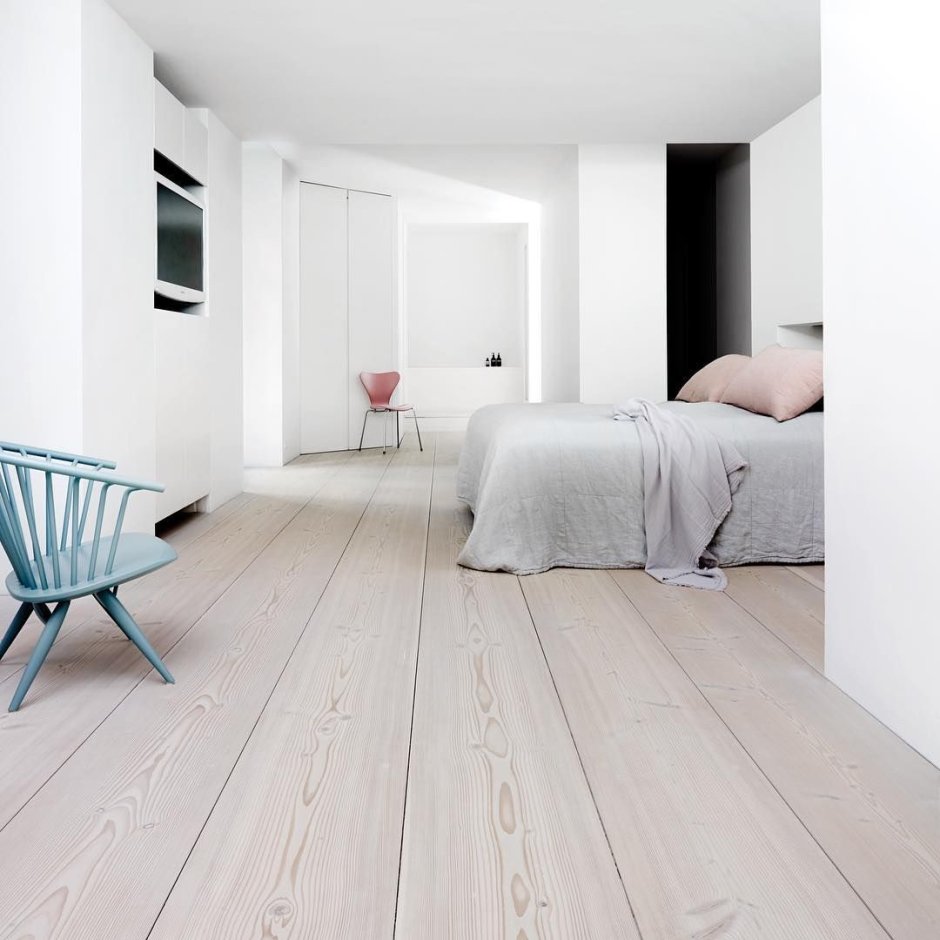 Комната с белым полом