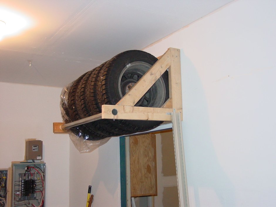 Полка для хранения колес из дерева