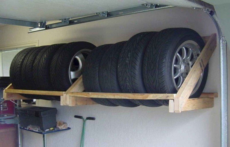 Полка для колес в гараже