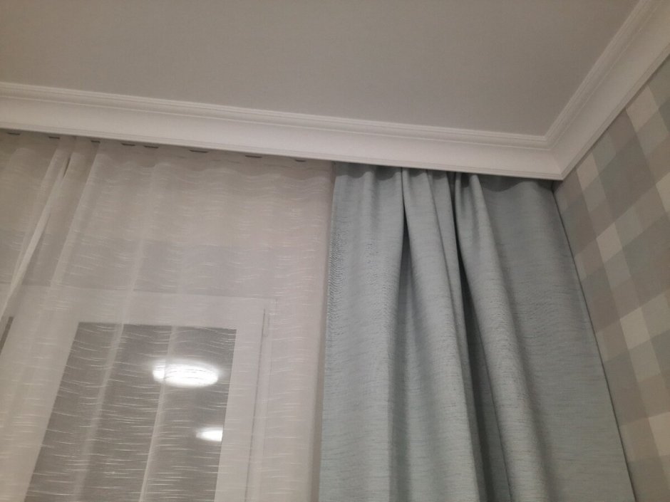 Карниз от стены до стены