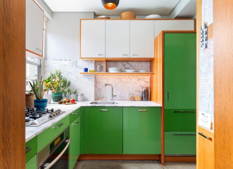 Двухцветные кухонные гарнитуры для маленькой кухни