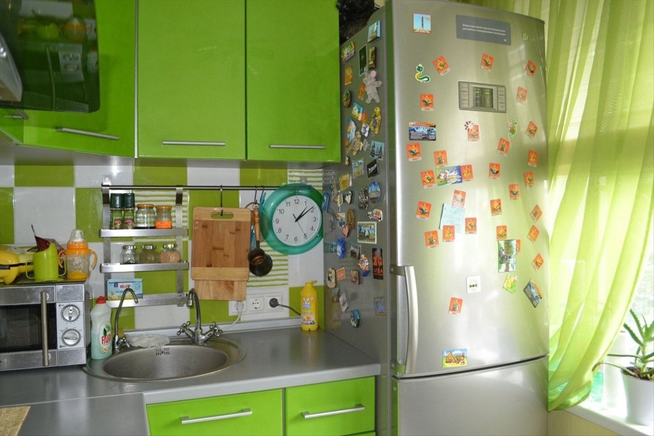 Маленькая кухня с холодильником