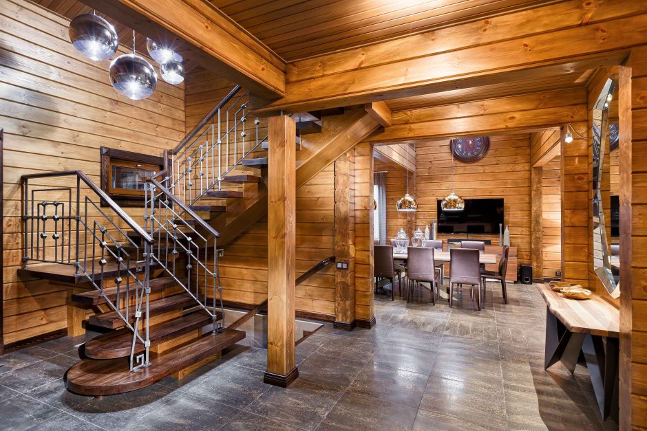 Деревянный дом из оцилиндрованного бревна внутри