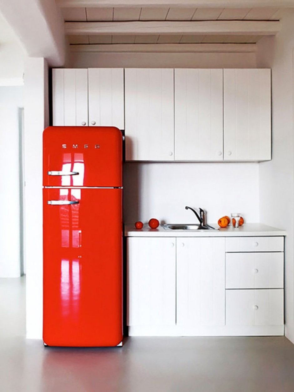 Холодильник на ярком фоне