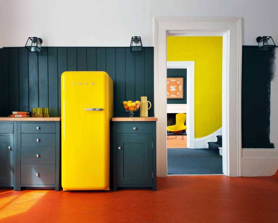 Холодильник Смег желтый в интерьере