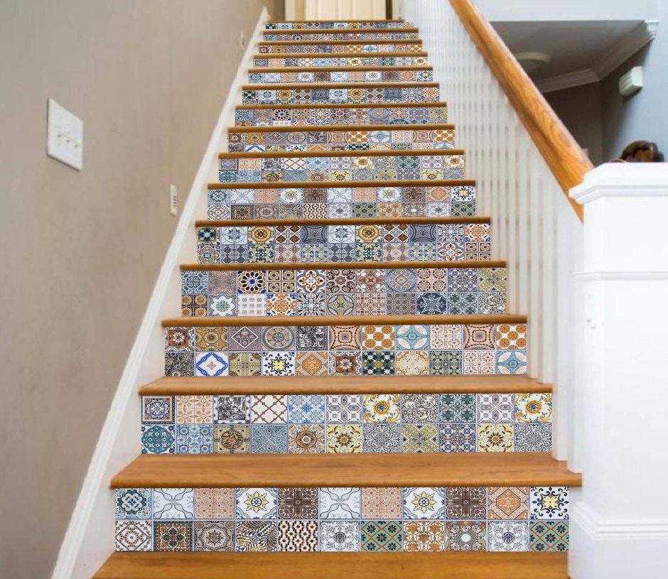 Лестница отделана мозаикой