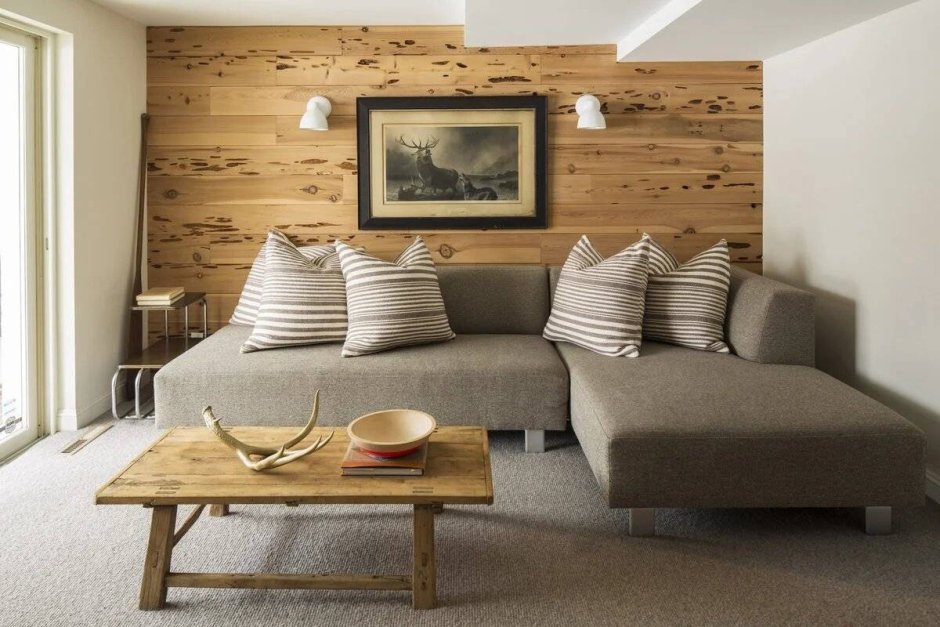 Деревянная стена с диваном