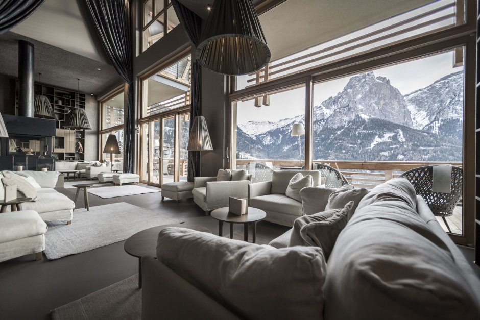 Отель в горах с панорамными окнами