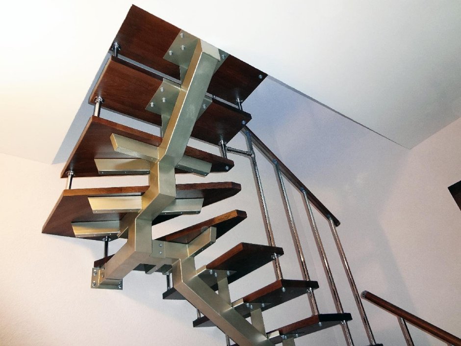 П образная лестница на монокосоуре с забежными ступенями