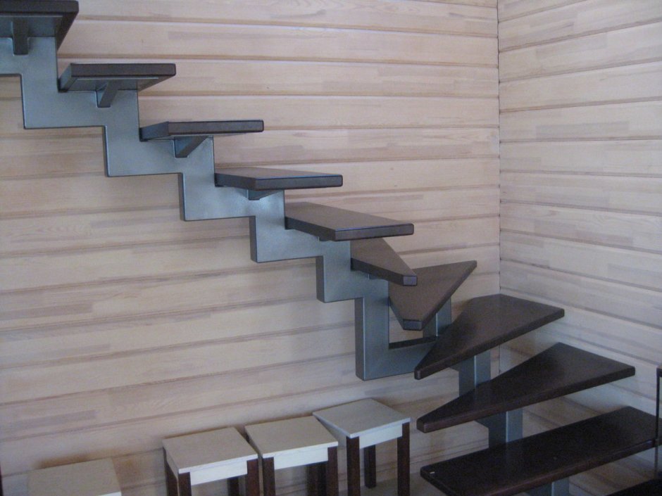 Лестница на косоуре из металла с забежными ступенями поворот на 180