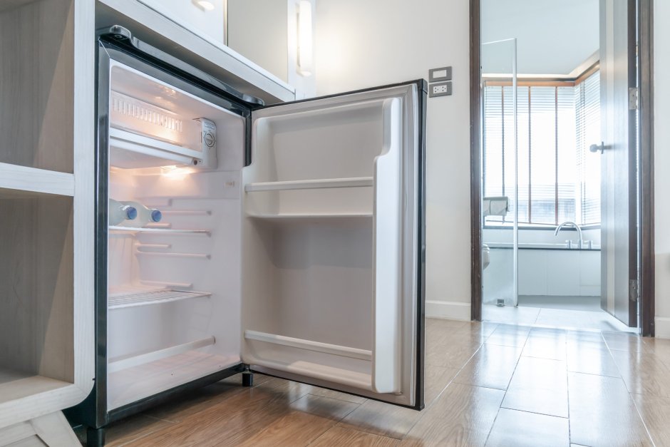 Мини холодильник в интерьере