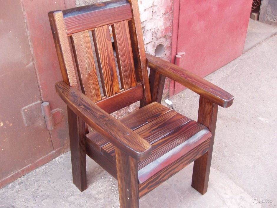 Кресло из дерева с подлокотниками