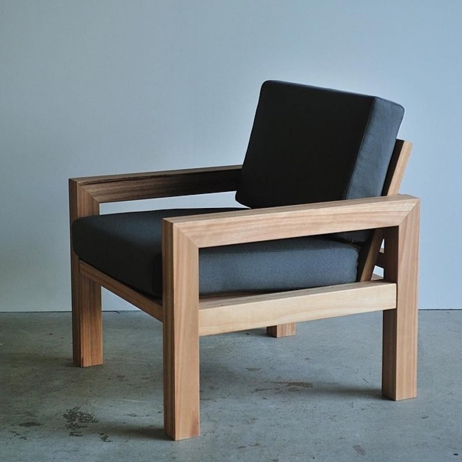 Кресло деревянное мягкое