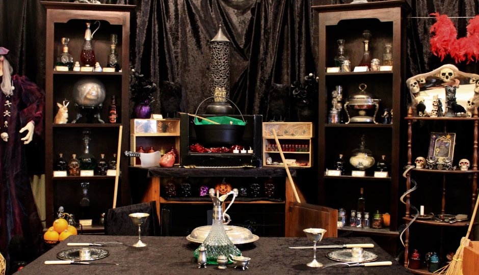 Комната колдуньи с интерьером