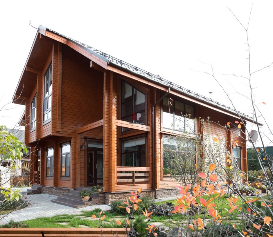 Деревянный дом с садом