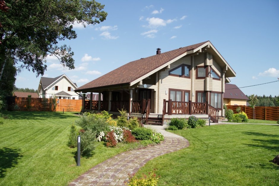 Американский дом у озера в лесу Тахо