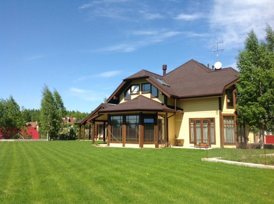 Красивый дом в Сосновом лесу