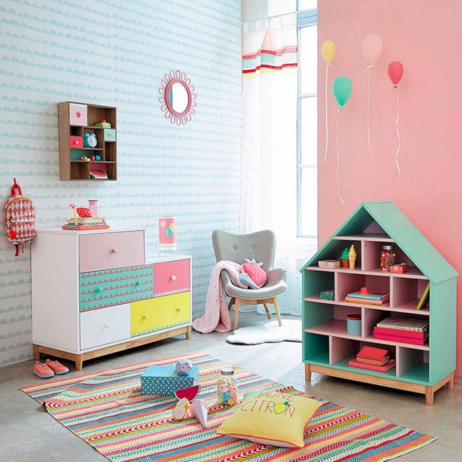 Детская комната со стеллажами для игрушек