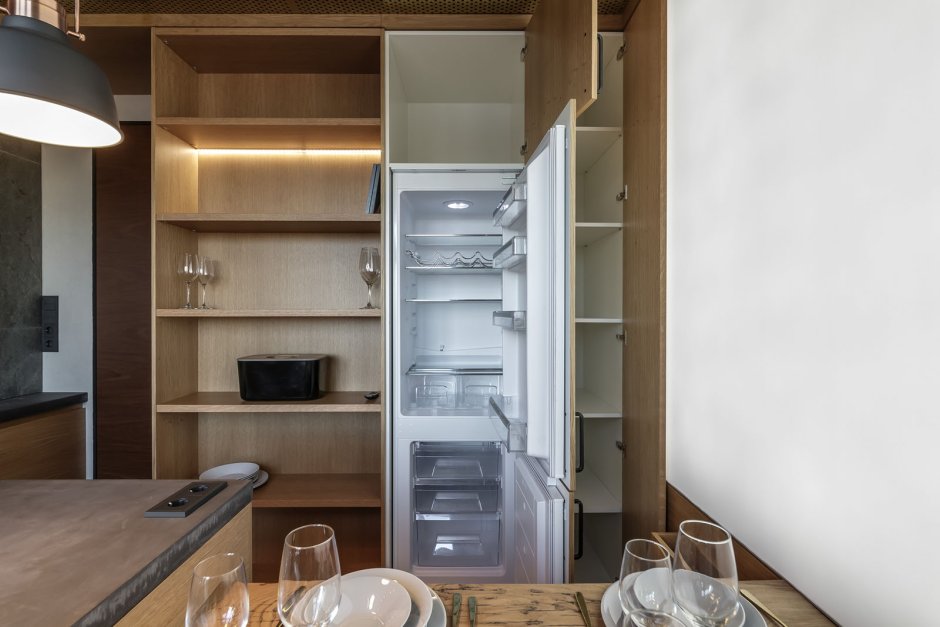 Встроенный холодильник с полочками