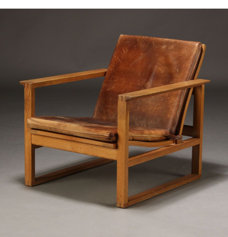 Дизайнерское кресло с деревянными подлокотниками