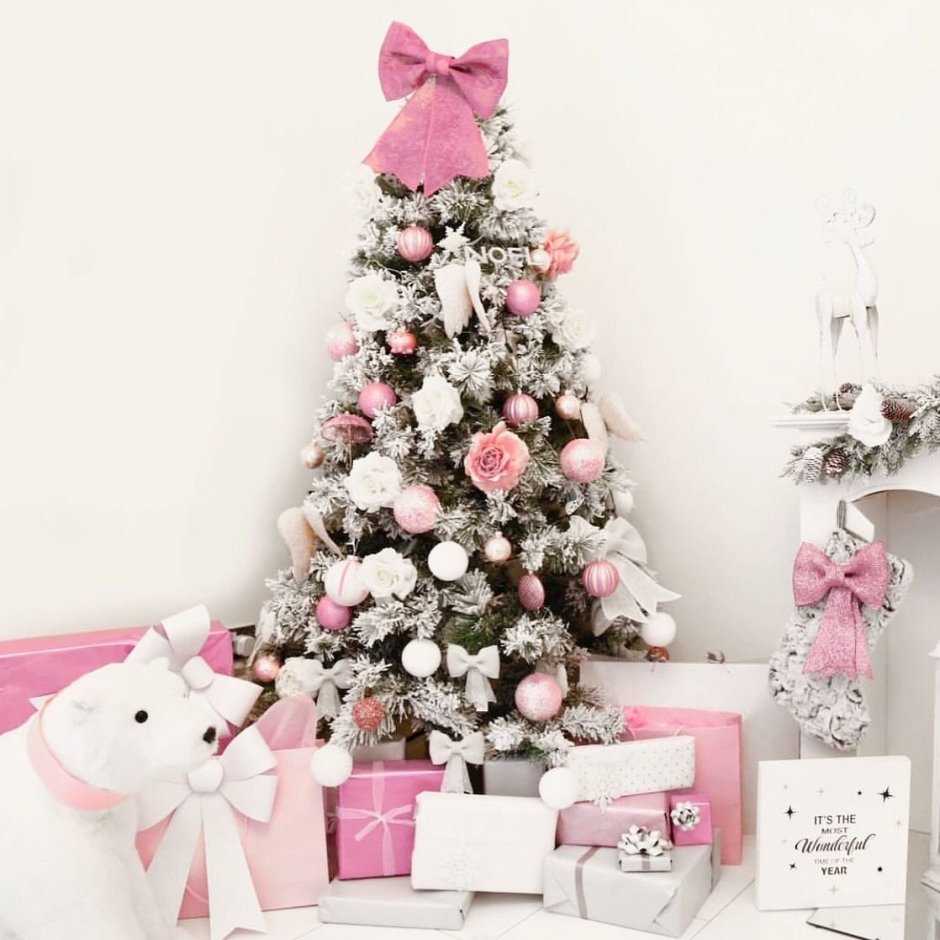 Белая елка с розовыми украшениями