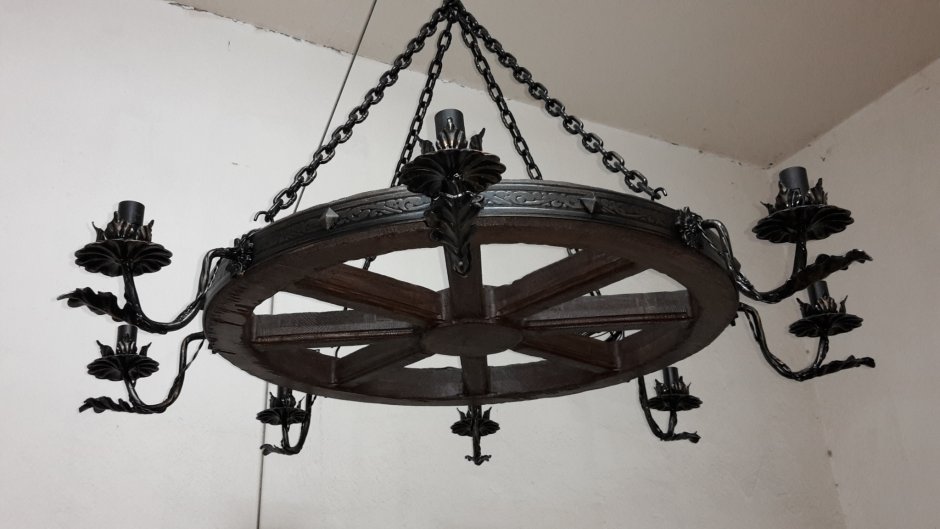 Светильник из колеса от телеги с керосиновыми лампами