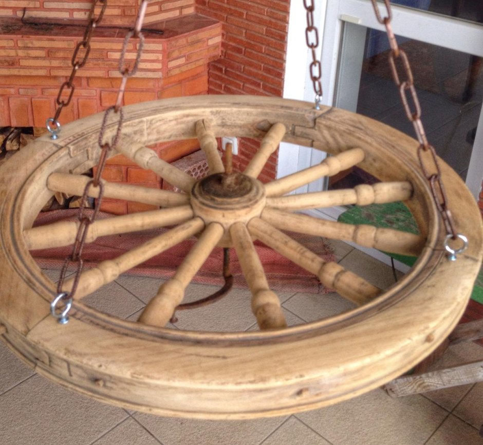 Колесо от прялки люстра