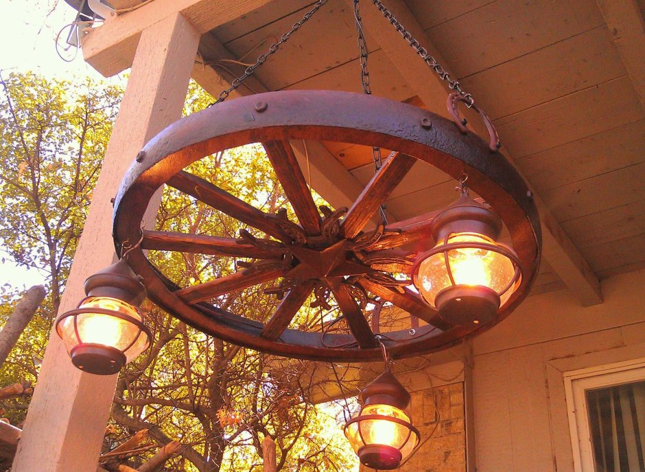 Люстра из старого колеса