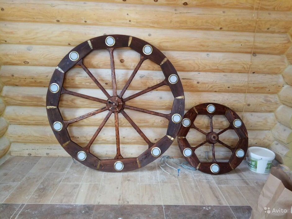 Люстра колесо от телеги в интерьере