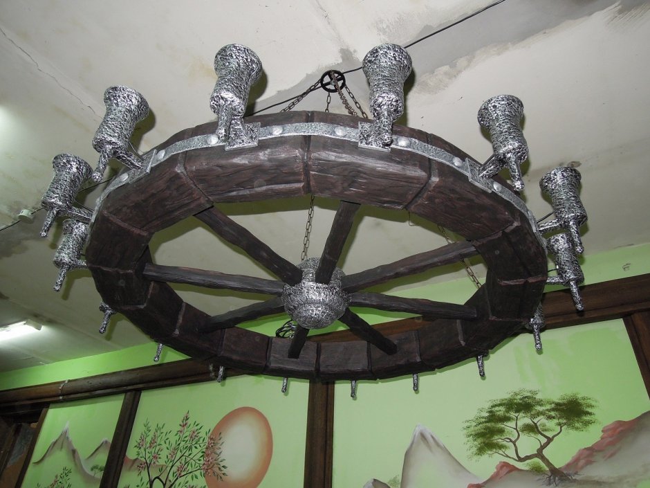 Люстра из колеса прялки