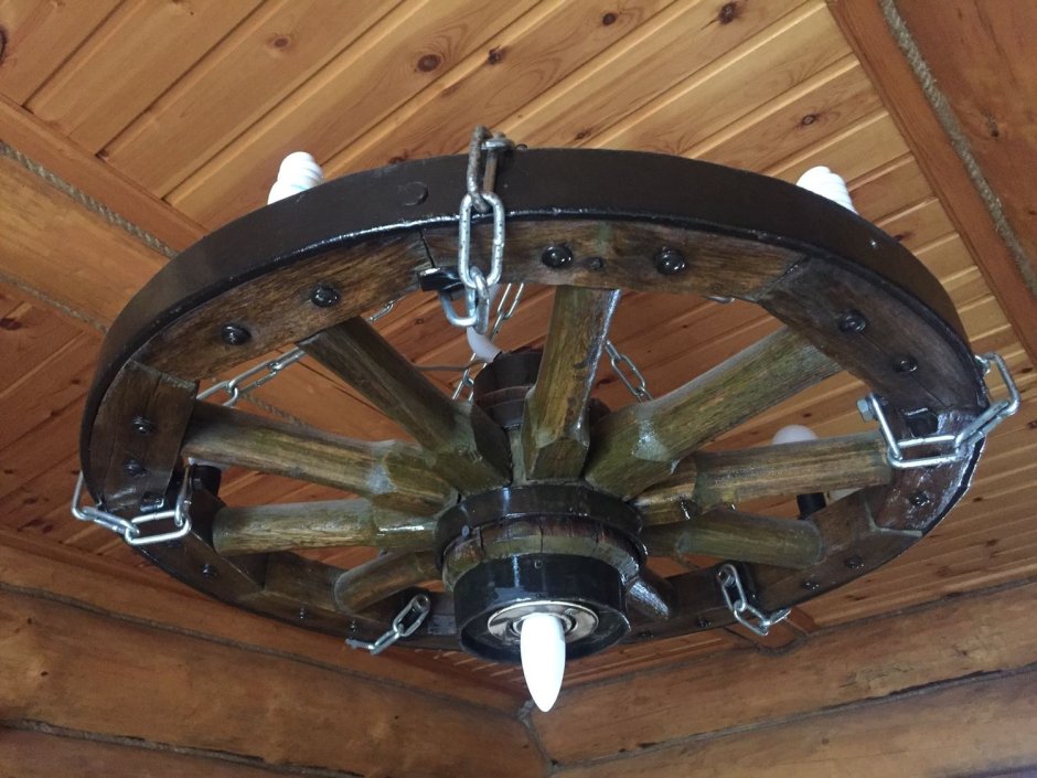 Колесо от телеги светильник