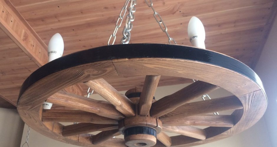 Люстра из деревянного колеса своими руками