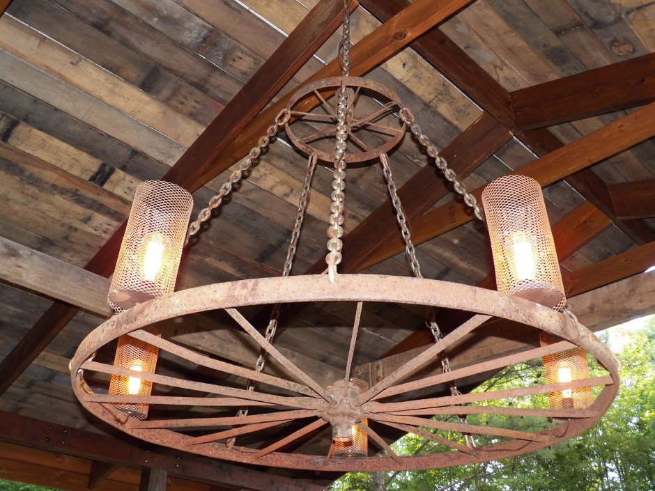 Декорация из колеса от телеги в беседку