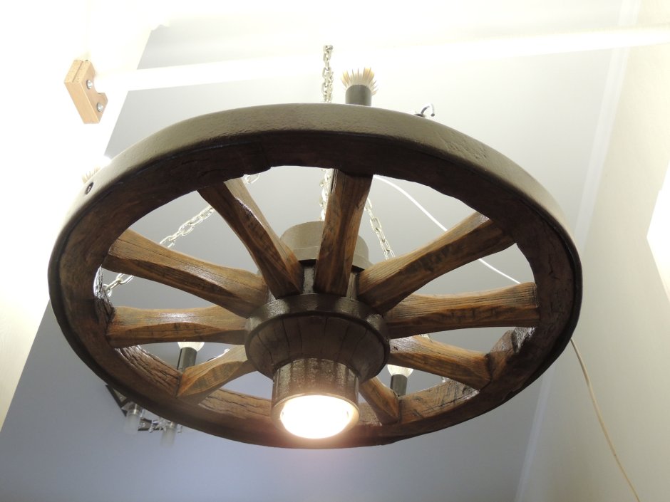 Люстра из колеса от телеги