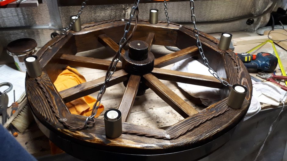 Люстра колесо из дерева