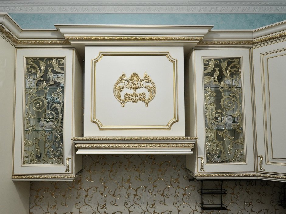 Кухня с молдингами на фасадах