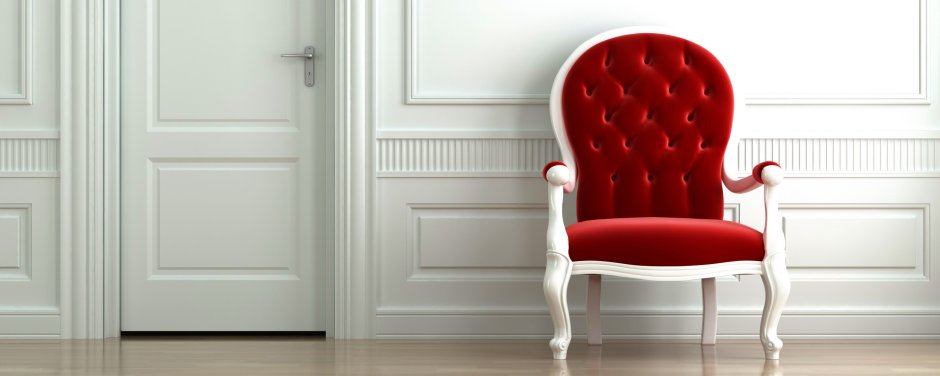 Красное кресло на зеленом фоне