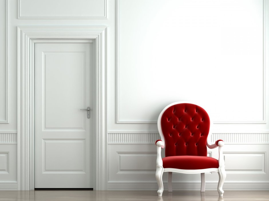 Кресло на фоне белой стены