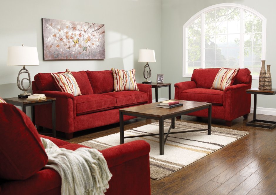 Красный бархатный диван