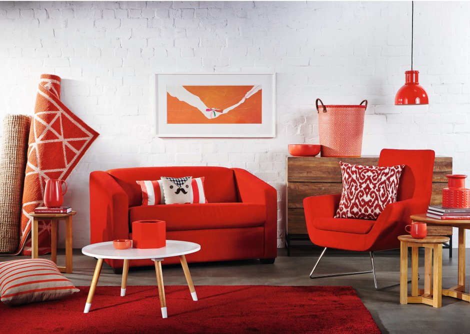 Красное кресло в интерьере